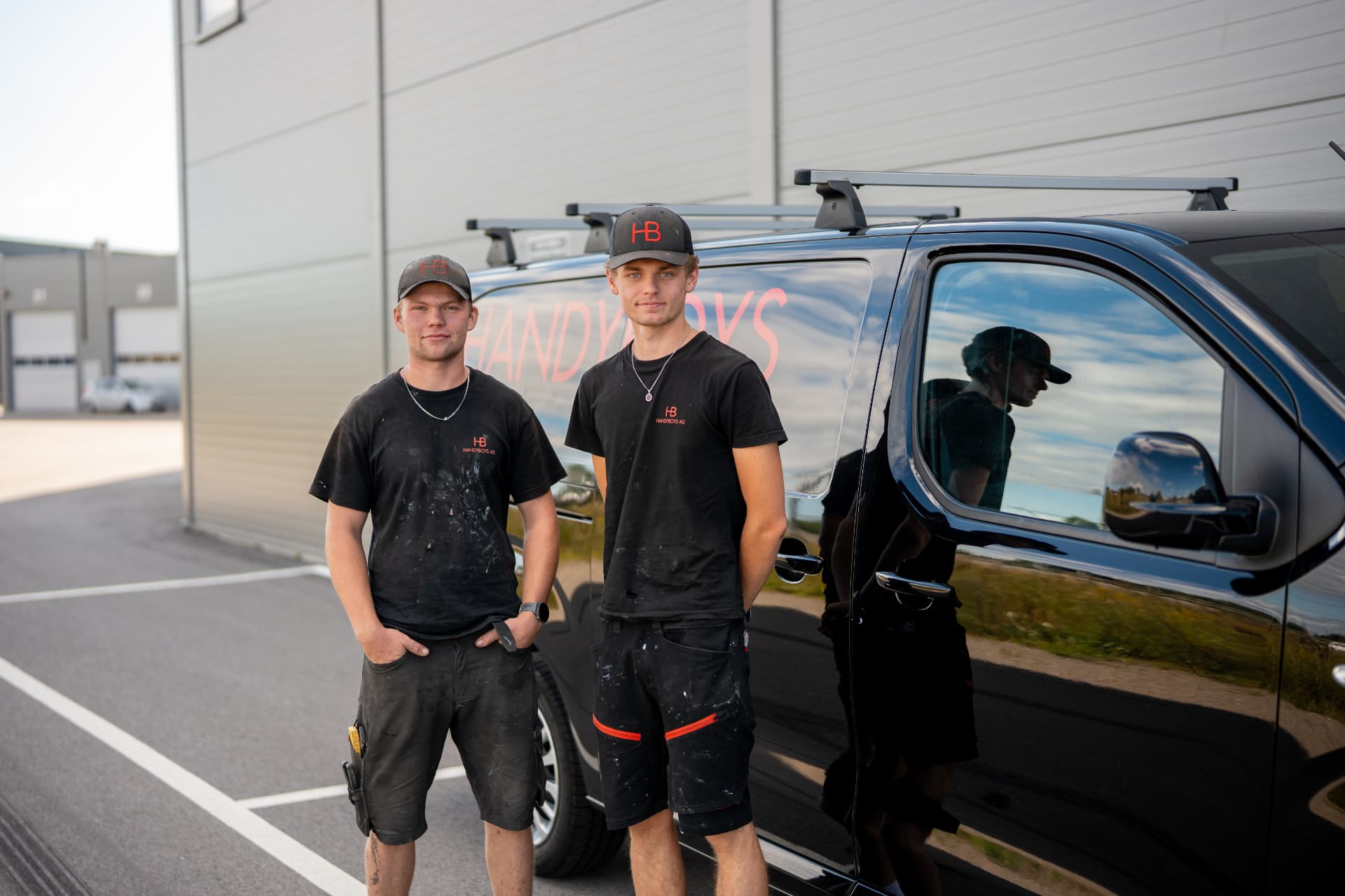 Teamet i HandyBoys AS foran firmabilen